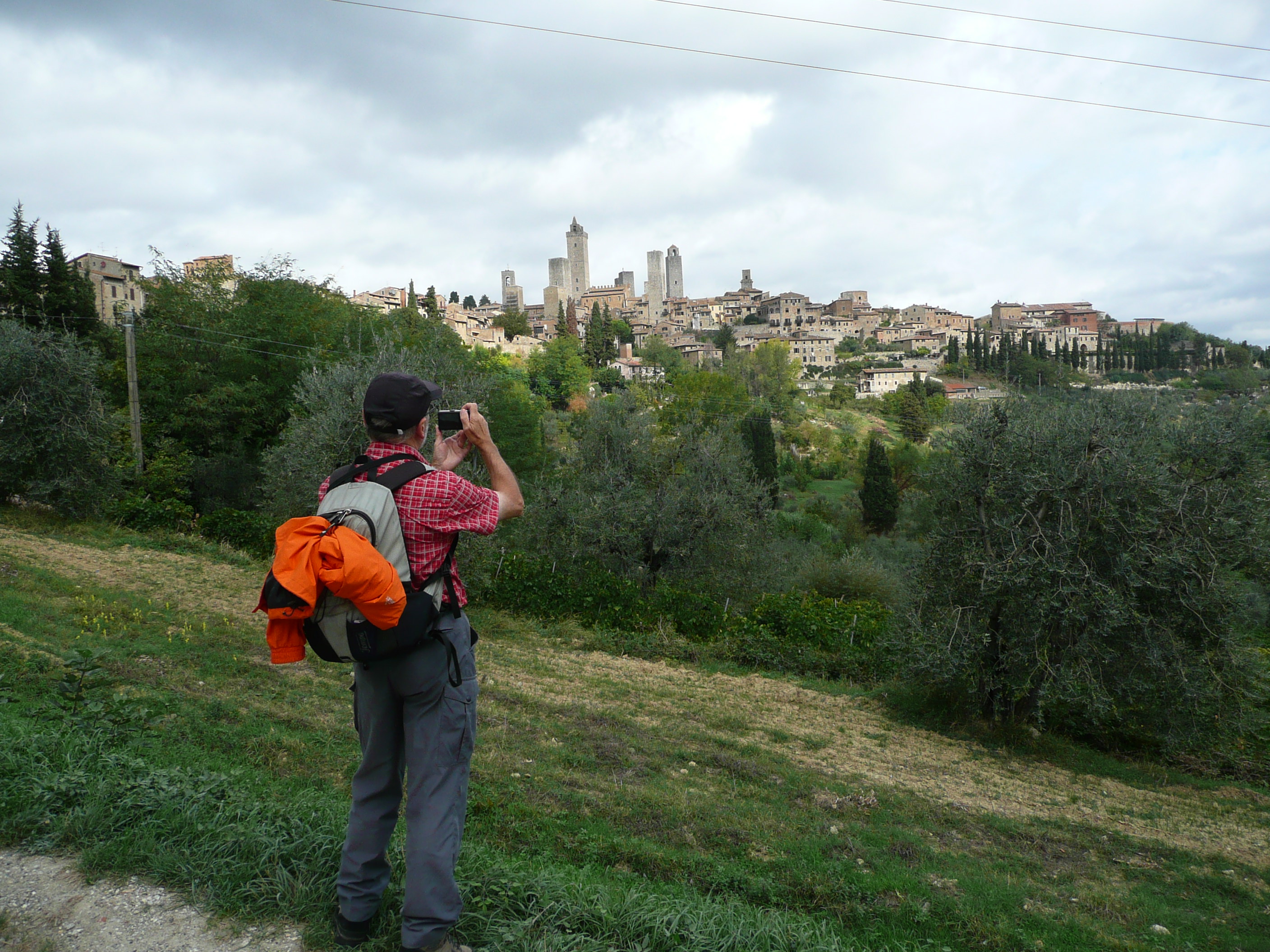 photoworld24-Italien-Toskana-San Gimignano-Wanderer-1