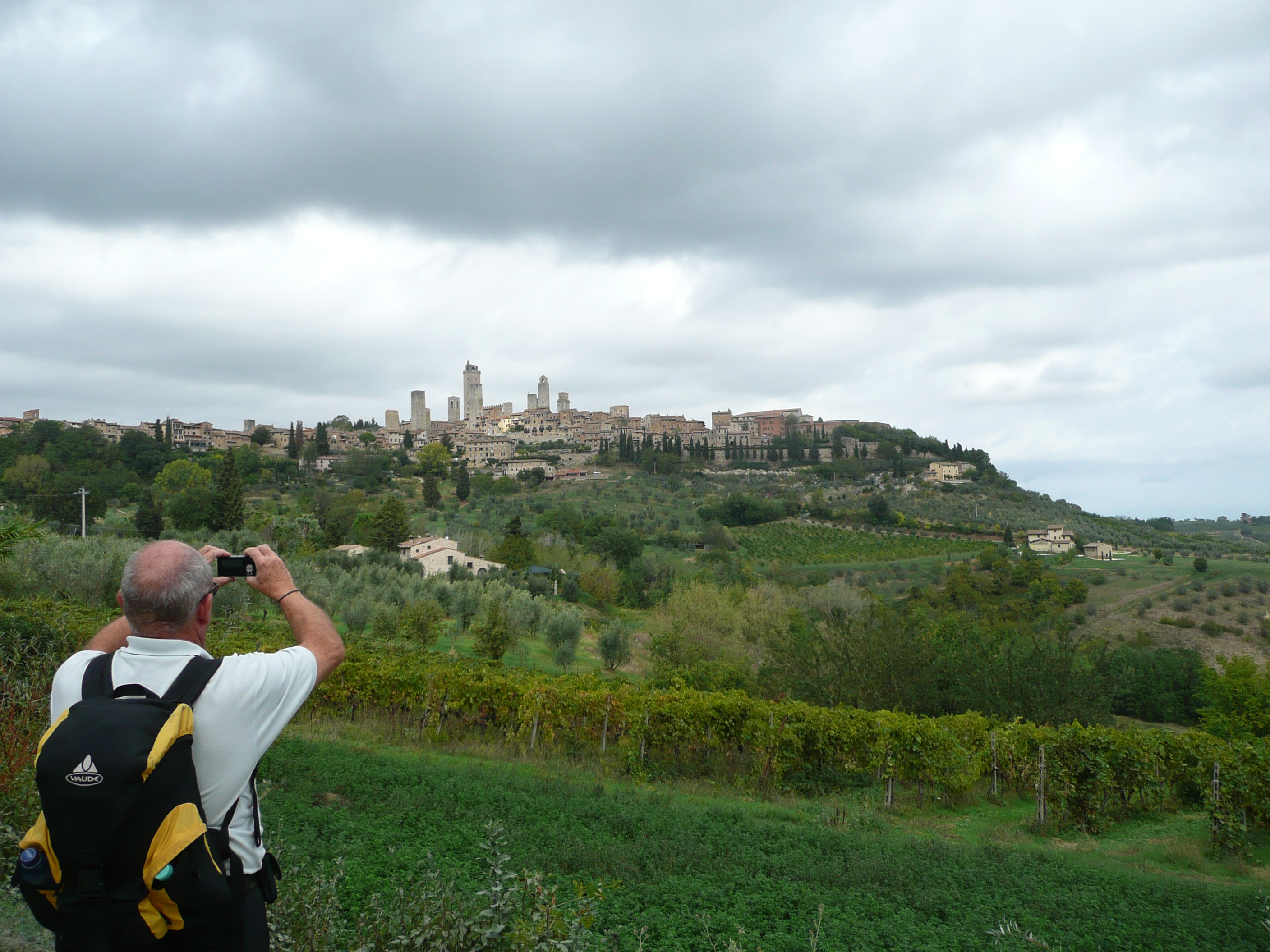 photoworld24-Italien-Toskana-San Gimignano-Wanderer
