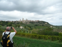 photoworld24-Italien-Toskana-San Gimignano-Wanderer